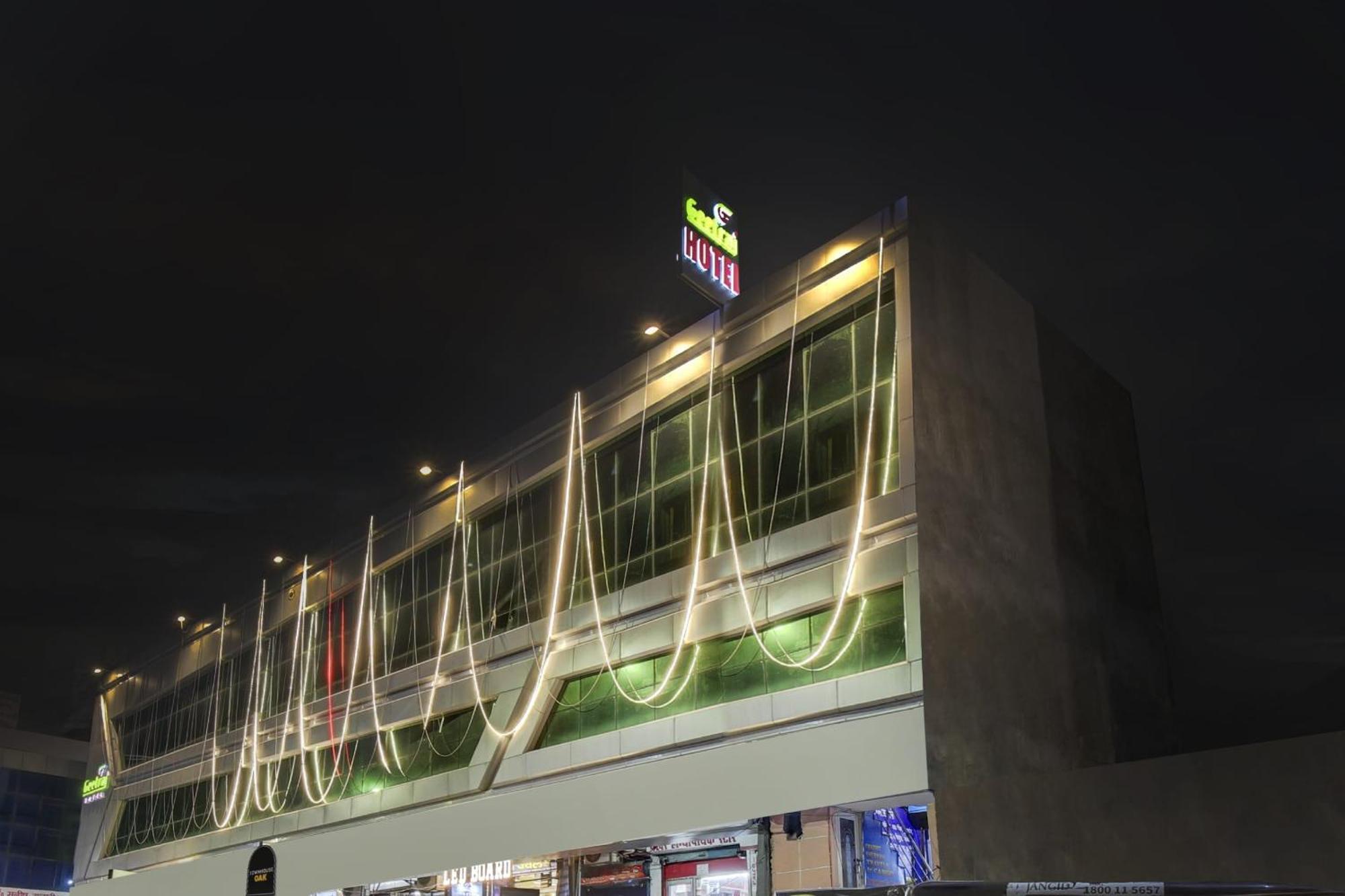 Townhouse Geetraj Near Shalimar Gateway Lucknow Hotel Exterior photo