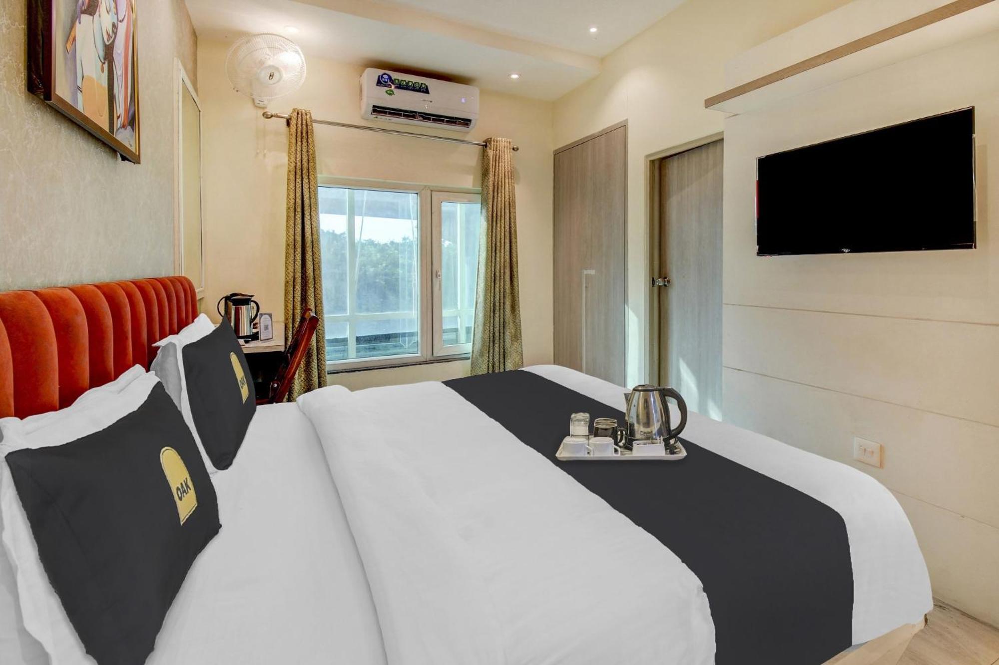 Townhouse Geetraj Near Shalimar Gateway Lucknow Hotel Exterior photo