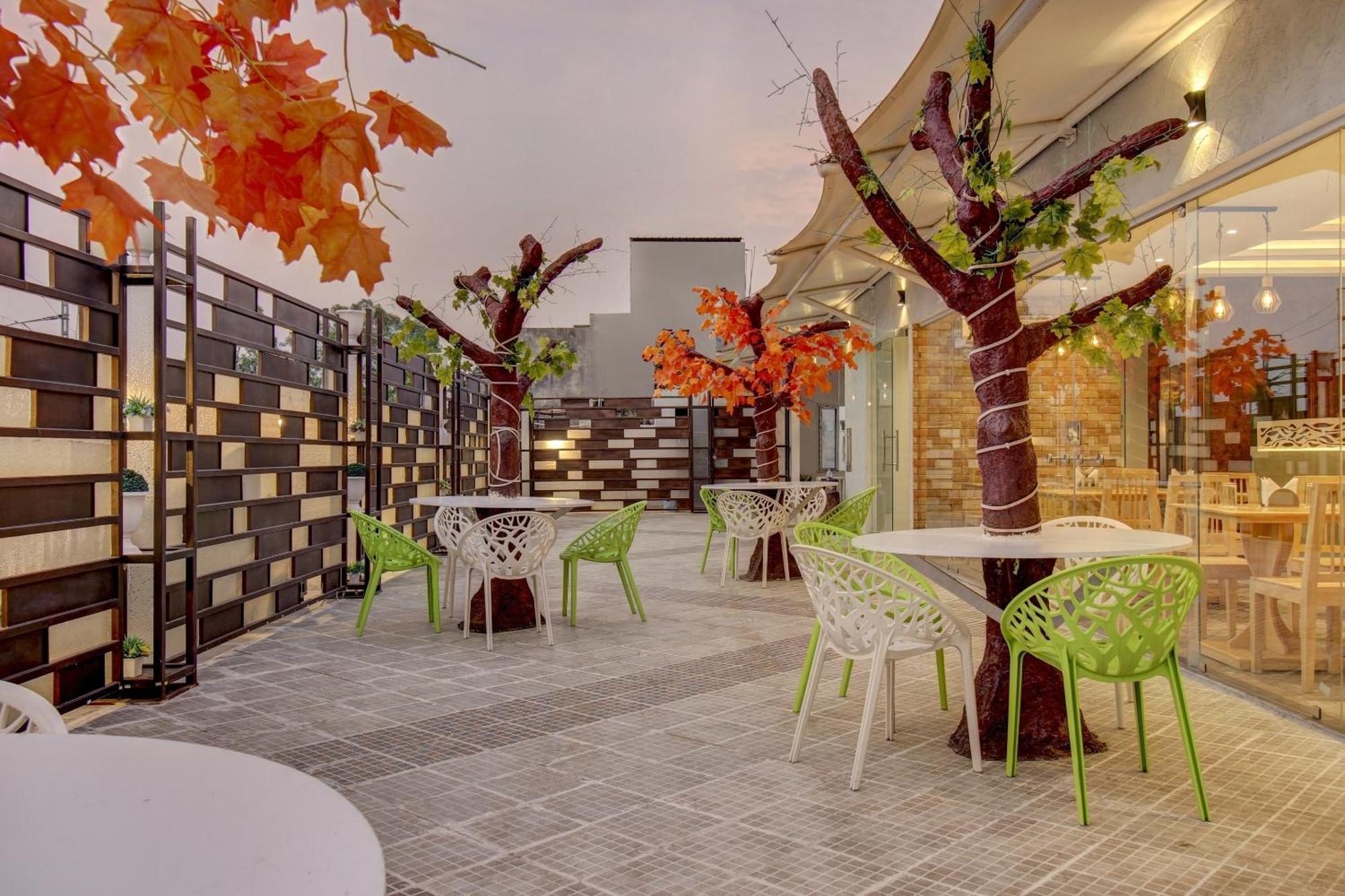 Townhouse Geetraj Near Shalimar Gateway Lucknow Hotel Exterior photo